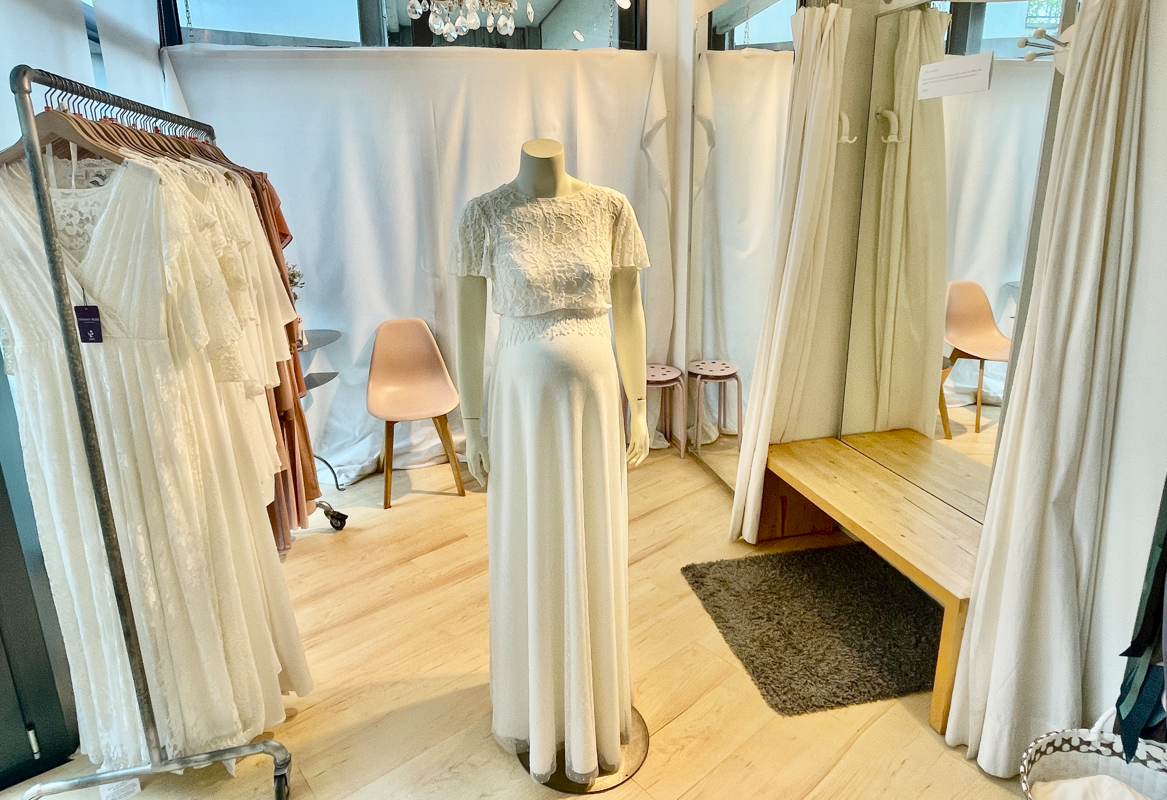 Bild Schwanger & strahlend schön vor den Altar